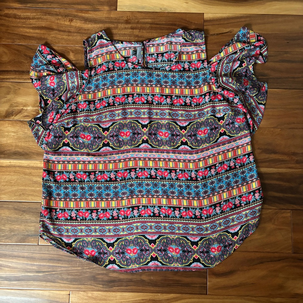 Beautiful open shoulder top by Breathless in size 1X - Picture 5 of 6